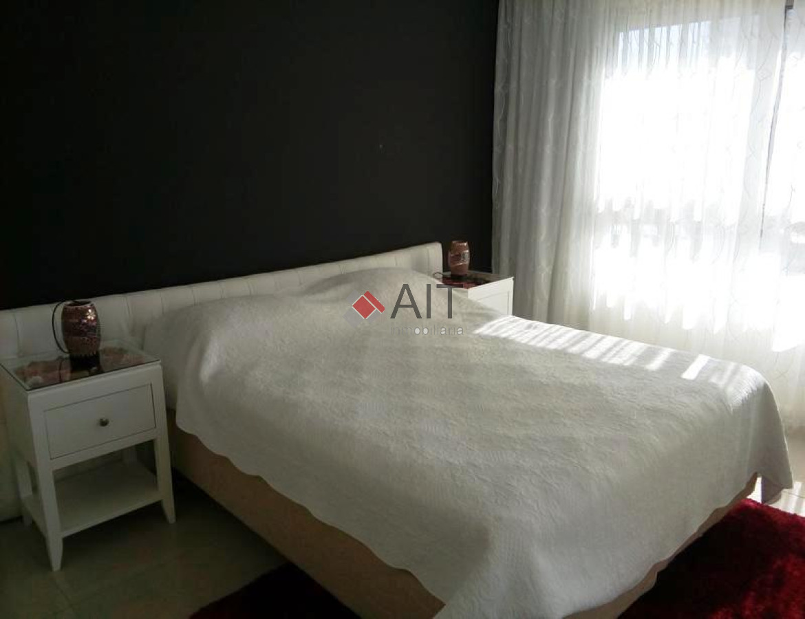 Apartamento ID.3719 - Impecable departamento de 4 dormitorios. Edificio de primer nivel frente a la playa. Consulte.