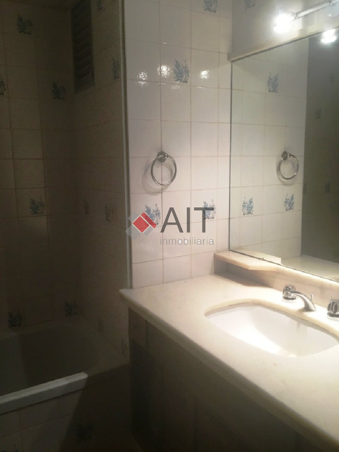 Apartamento ID.678 - Edificio frente a playa mansa. Unidad 2 dormitorios con vistas parciales, bien equipada. Consulte!