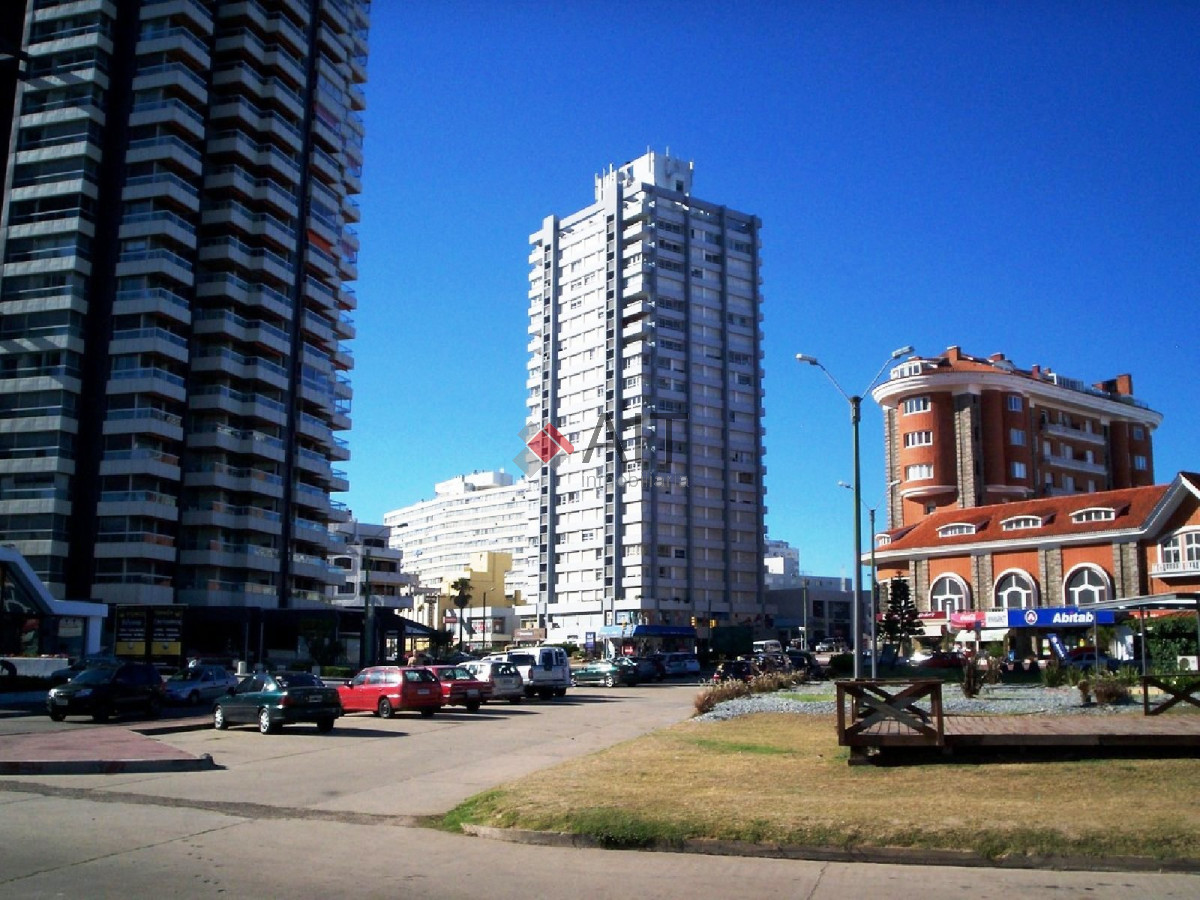 Apartamento ID.678 - Edificio frente a playa mansa. Unidad 2 dormitorios con vistas parciales, bien equipada. Consulte!