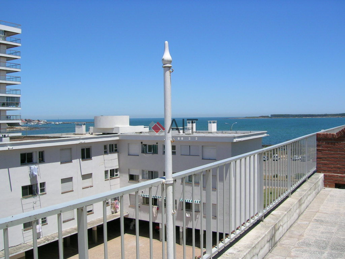 Apartamento ID.2455 - Edificio frente al mar! 2 dormitorios. Gran terraza. Bien cerca del centro.