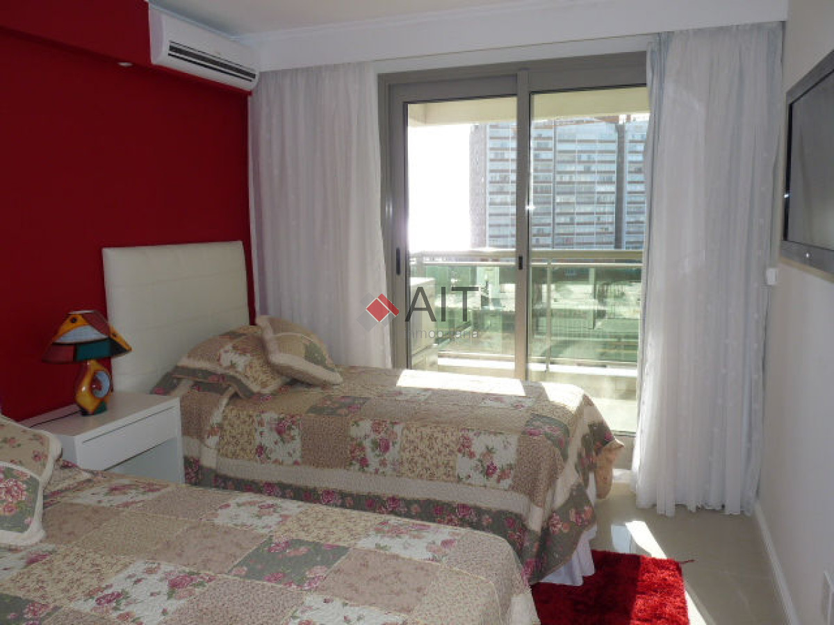 Apartamento ID.3453 - Frente al mar. Excelente departamento de 3 dormitorios en suite y dependencia. Primer nivel. Consulte.