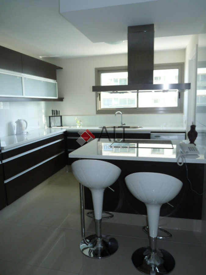 Apartamento ID.3453 - Frente al mar. Excelente departamento de 3 dormitorios en suite y dependencia. Primer nivel. Consulte.