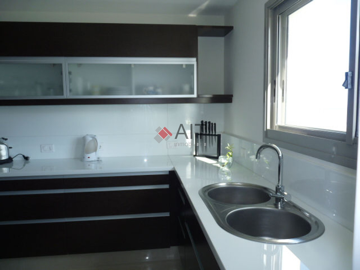Apartamento ID.3453 - Frente al mar. Excelente departamento de 3 dormitorios en suite y dependencia. Primer nivel. Consulte.