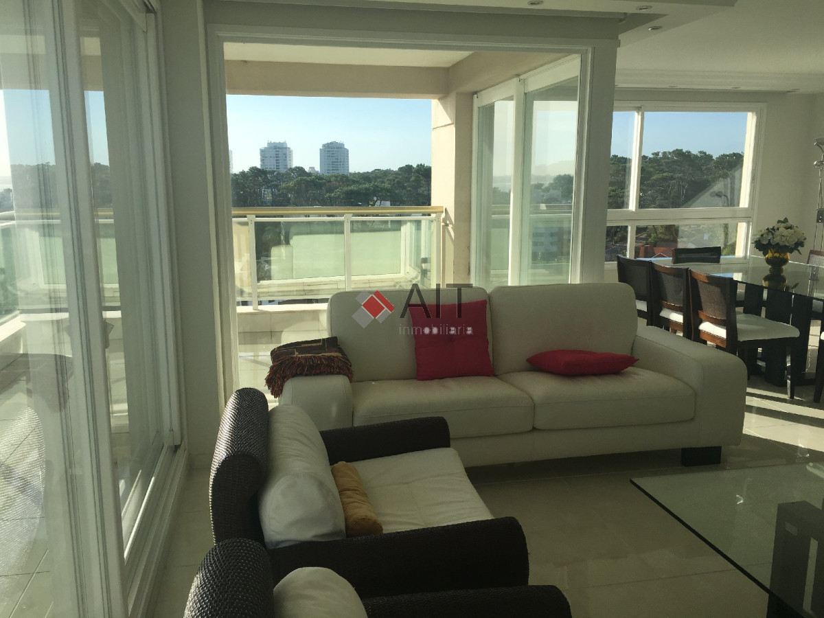 Apartamento ID.5968 - Categoria sobre playa mansa. 3 dormitorios y dependencia. La mejor vista.