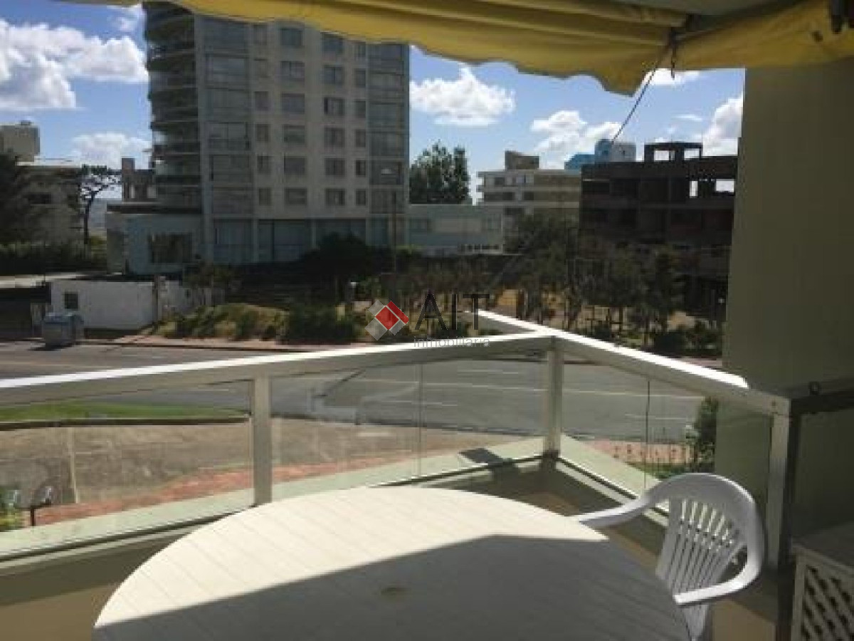 Apartamento ID.3158 - Depto. 3 dorm. sobre playa mansa. Con servicios.