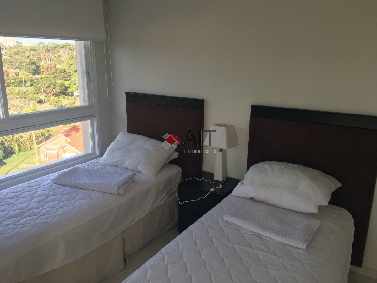 Apartamento ID.5968 - Categoria sobre playa mansa. 3 dormitorios y dependencia. La mejor vista.