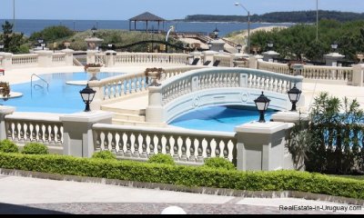 Categoria sobre playa mansa. 3 dormitorios y dependencia. La mejor vista.