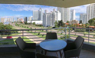 HERMOSO APARTAMENTO A PASOS DE PLAYA MANSA !!