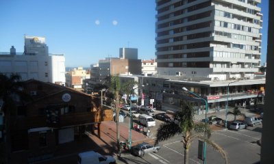 3 dormitorios en pleno centro de la Peninsula. Torre con servicios.