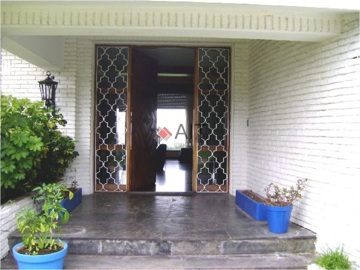 Casa ID.5123 - Gran residencia 6 dormitorios frente al mar en playa Mansa. Consulte!