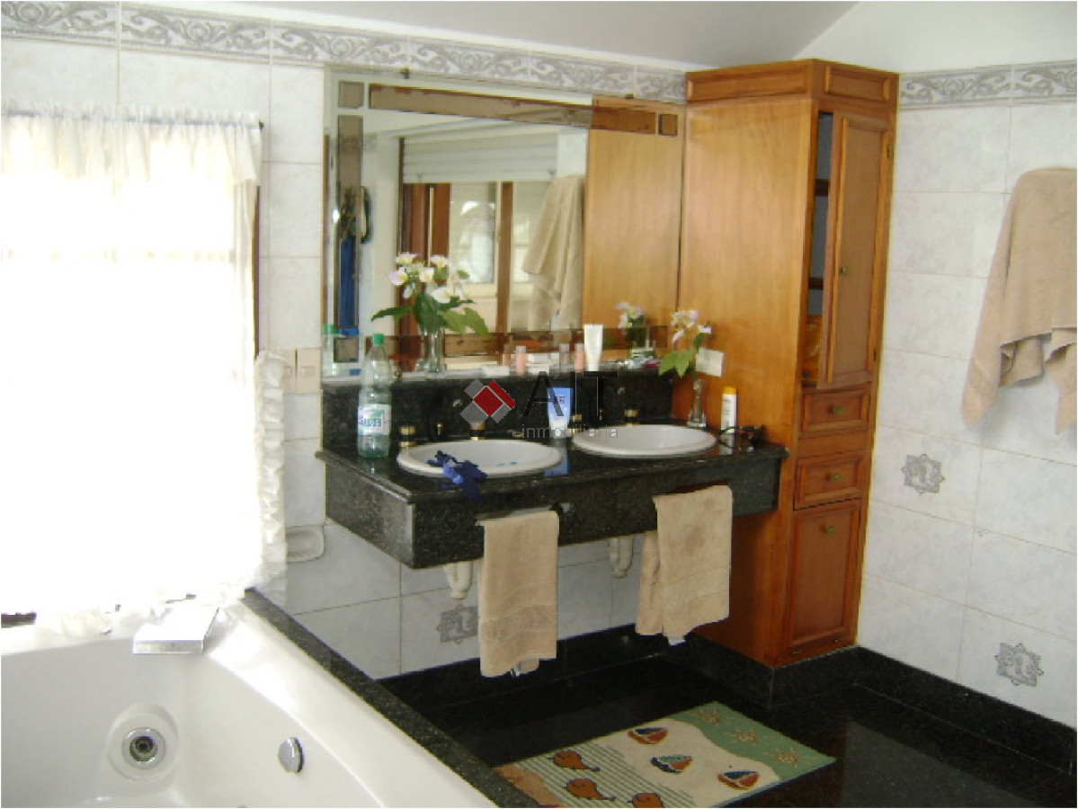 Casa ID.5123 - Gran residencia 6 dormitorios frente al mar en playa Mansa. Consulte!