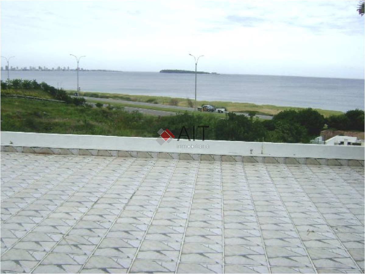 Casa ID.5123 - Gran residencia 6 dormitorios frente al mar en playa Mansa. Consulte!
