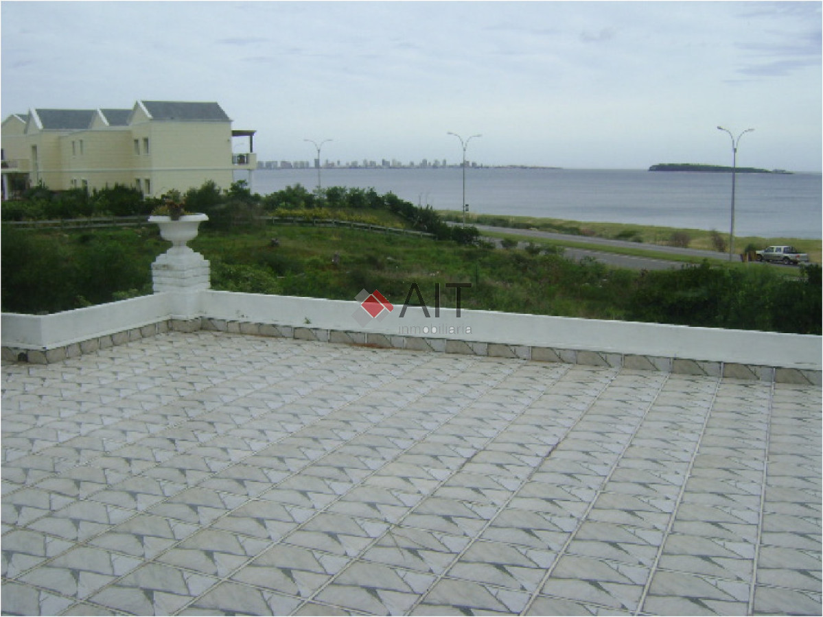 Casa ID.5123 - Gran residencia 6 dormitorios frente al mar en playa Mansa. Consulte!