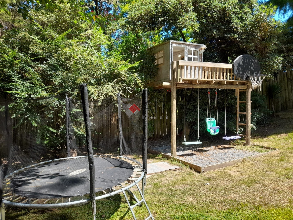 Casa ID.17070 - Amplia residencia en Lugano! 4 dormitorios y servicio, piscina climatizada y mas!