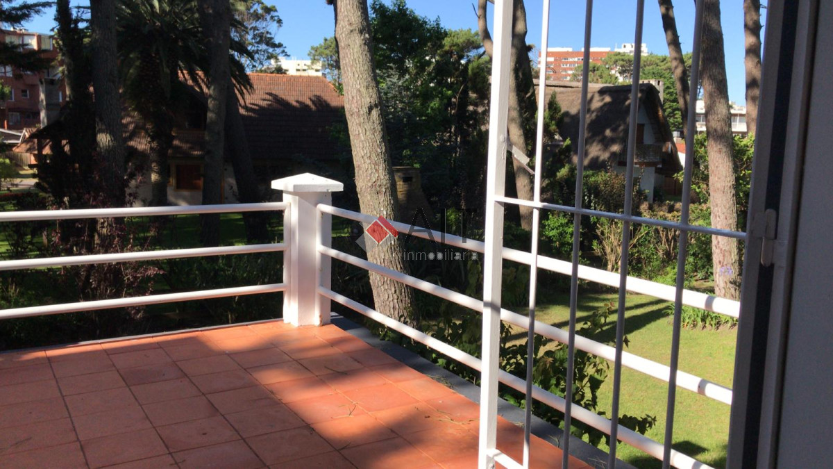 Casa ID.5382 - Casa de 3 dormitorios con amplio jardin y piscina, totalmente cercada.