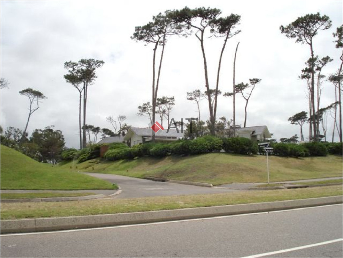 Casa ID.5123 - Gran residencia 6 dormitorios frente al mar en playa Mansa. Consulte!