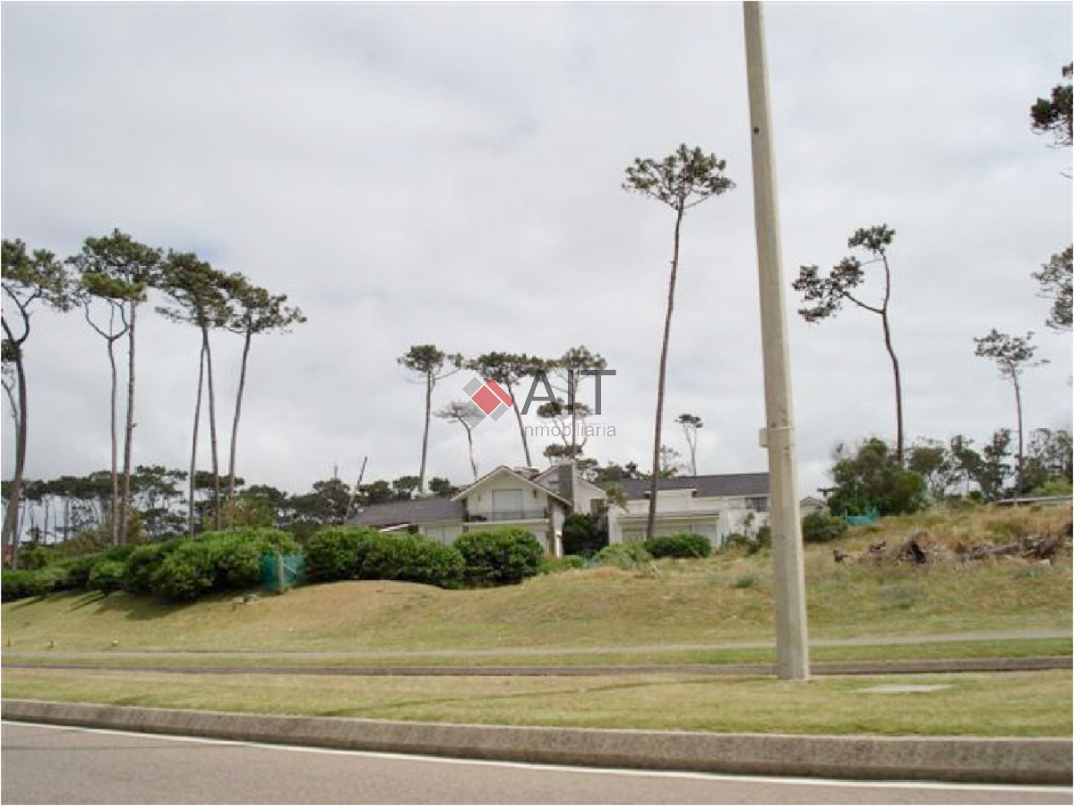 Casa ID.5123 - Gran residencia 6 dormitorios frente al mar en playa Mansa. Consulte!