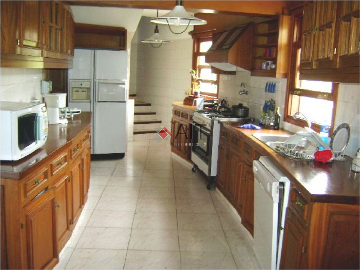 Casa ID.5123 - Gran residencia 6 dormitorios frente al mar en playa Mansa. Consulte!