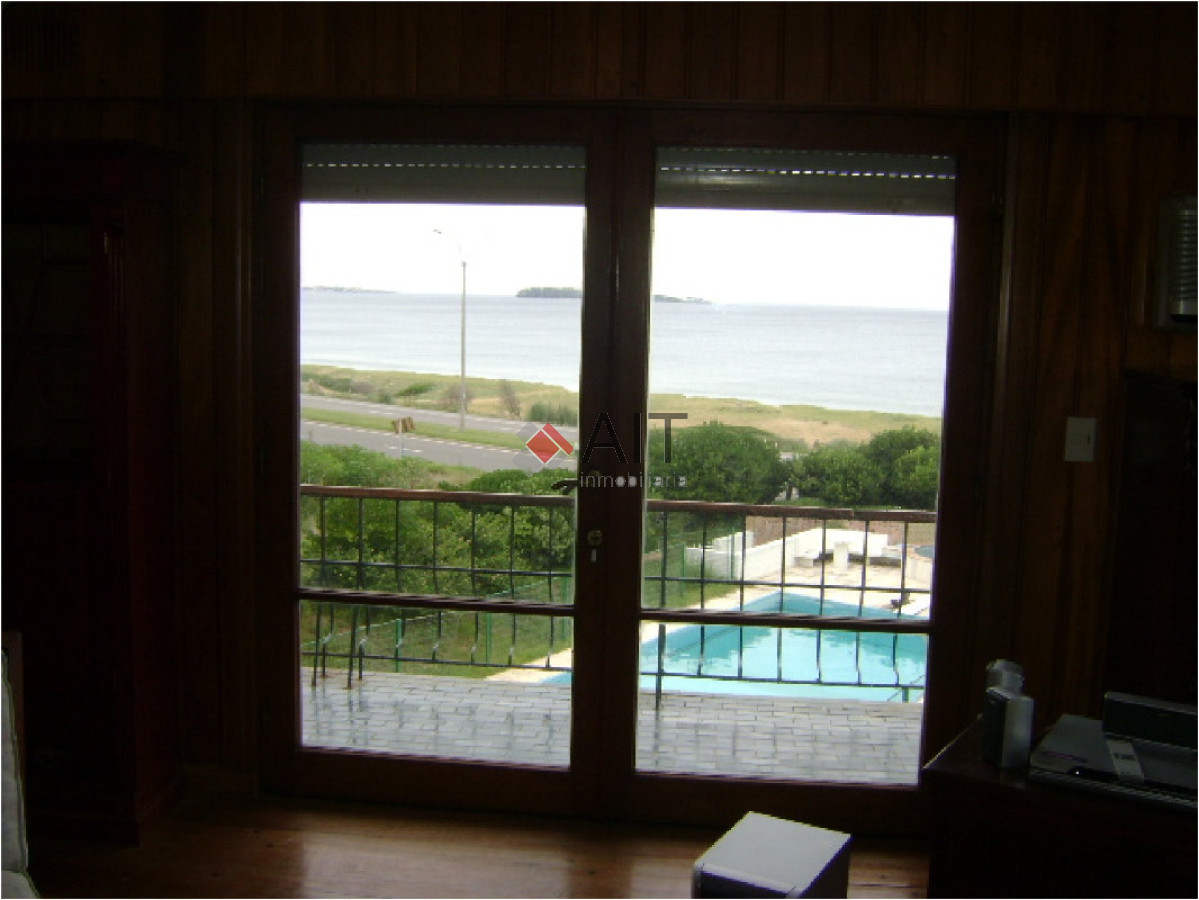 Casa ID.5123 - Gran residencia 6 dormitorios frente al mar en playa Mansa. Consulte!