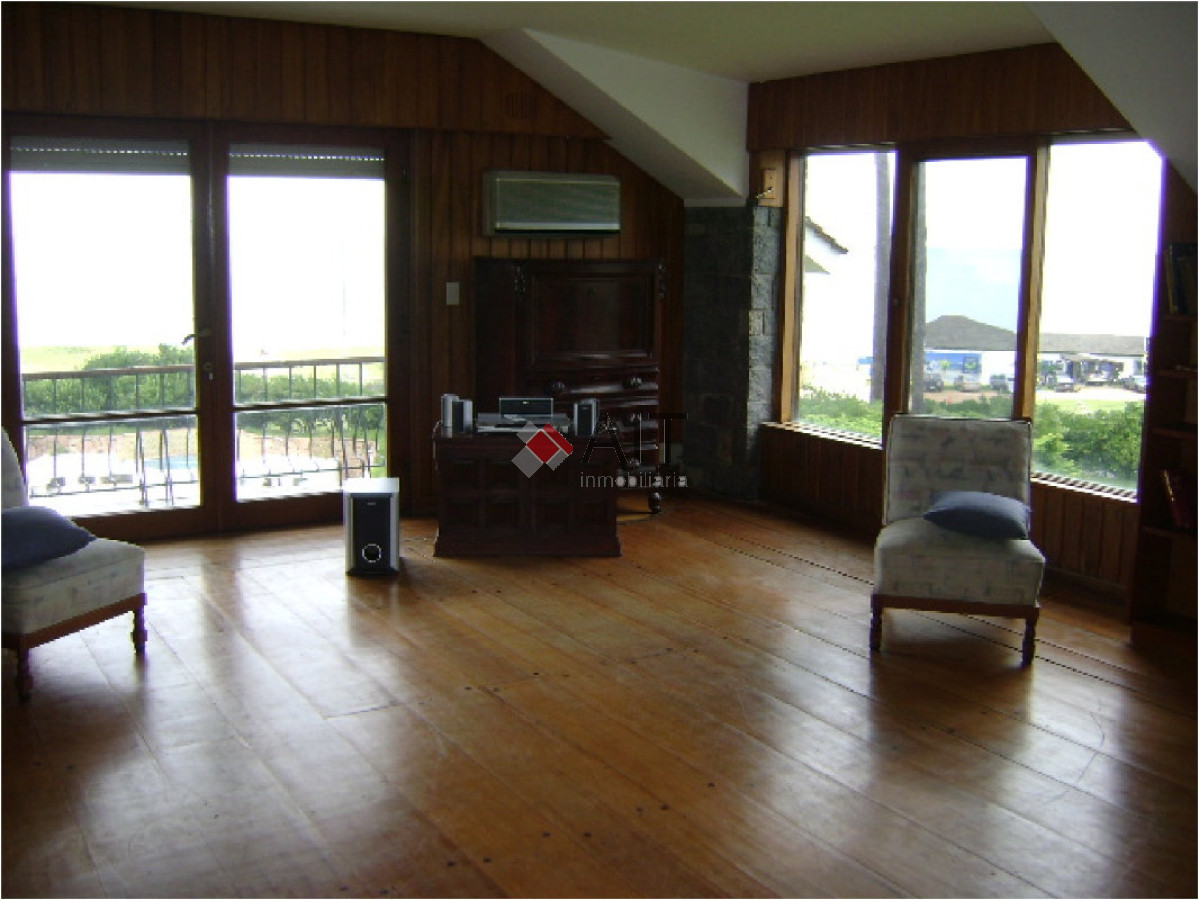 Casa ID.5123 - Gran residencia 6 dormitorios frente al mar en playa Mansa. Consulte!