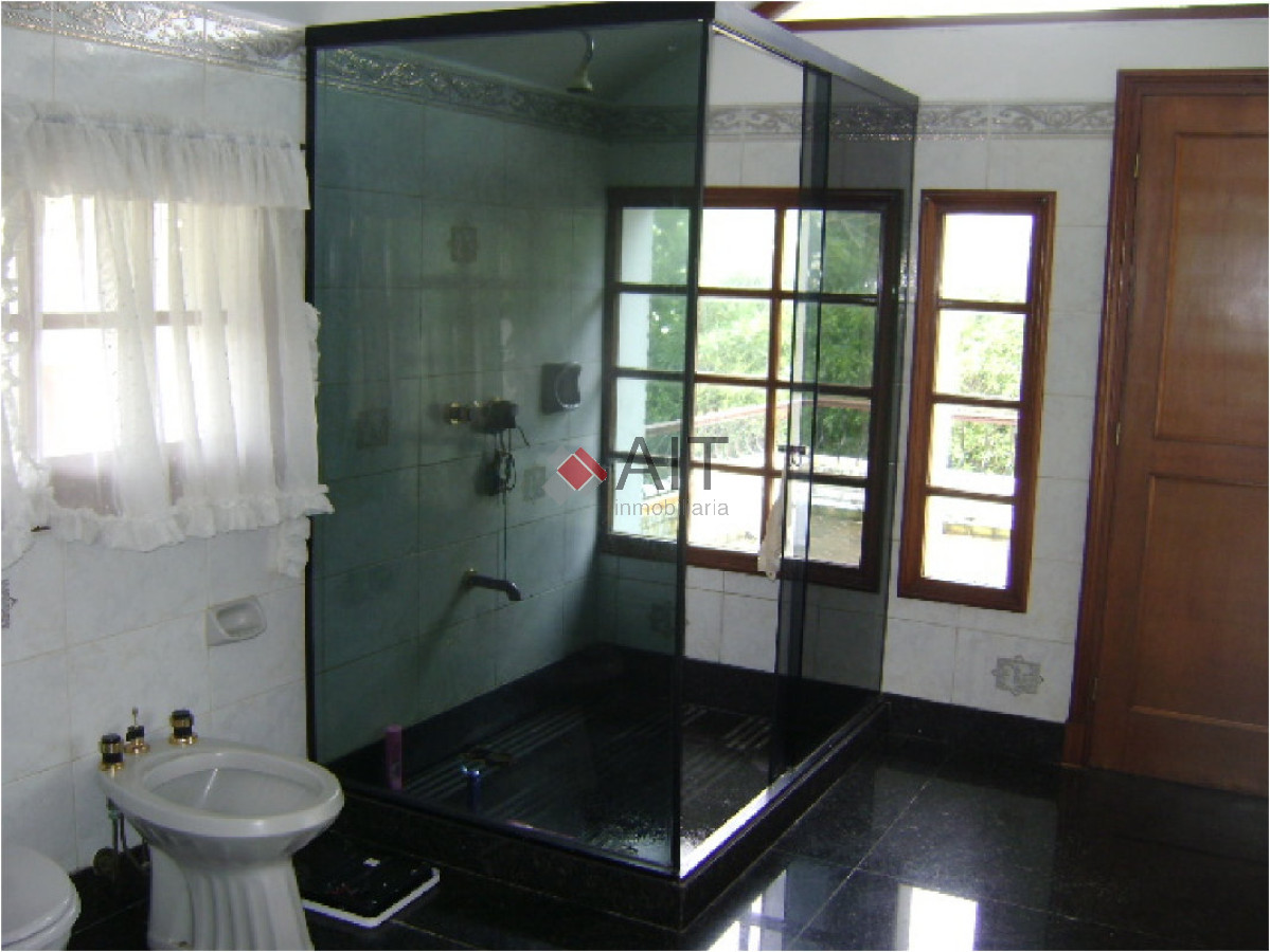 Casa ID.5123 - Gran residencia 6 dormitorios frente al mar en playa Mansa. Consulte!