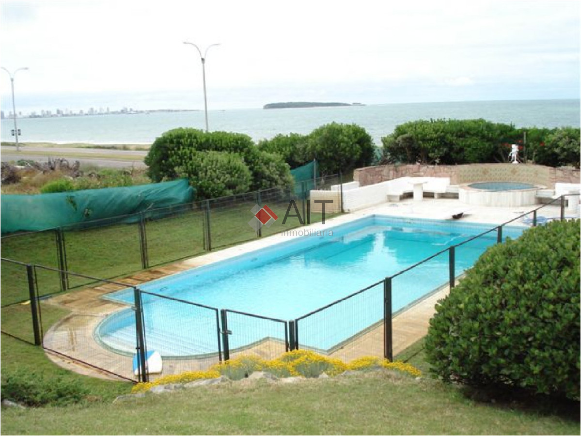 Casa ID.5123 - Gran residencia 6 dormitorios frente al mar en playa Mansa. Consulte!