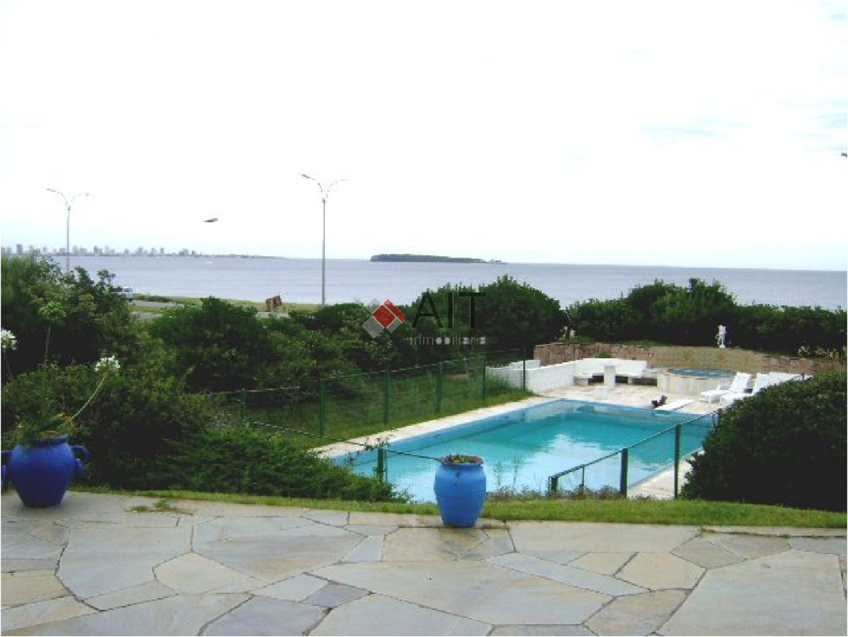 Casa ID.5123 - Gran residencia 6 dormitorios frente al mar en playa Mansa. Consulte!