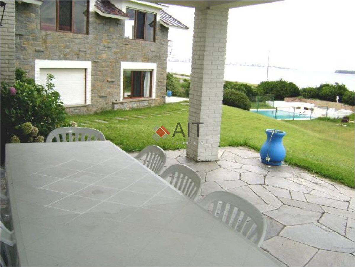 Casa ID.5123 - Gran residencia 6 dormitorios frente al mar en playa Mansa. Consulte!