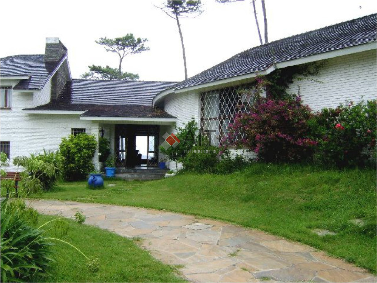 Casa ID.5123 - Gran residencia 6 dormitorios frente al mar en playa Mansa. Consulte!