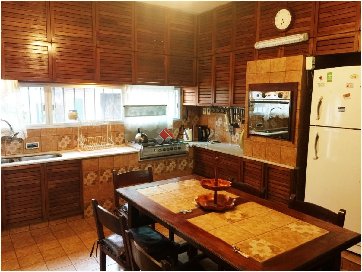 Casa ID.4464 - Bien ubicada con mucha capacidad y amplio terreno cercado. SÃ³lida construcciÃ³n.