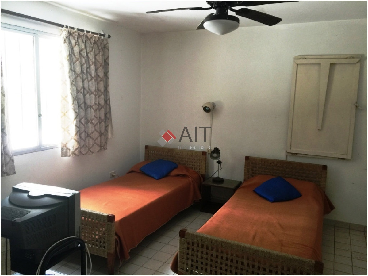 Casa ID.4464 - Bien ubicada con mucha capacidad y amplio terreno cercado. SÃ³lida construcciÃ³n.