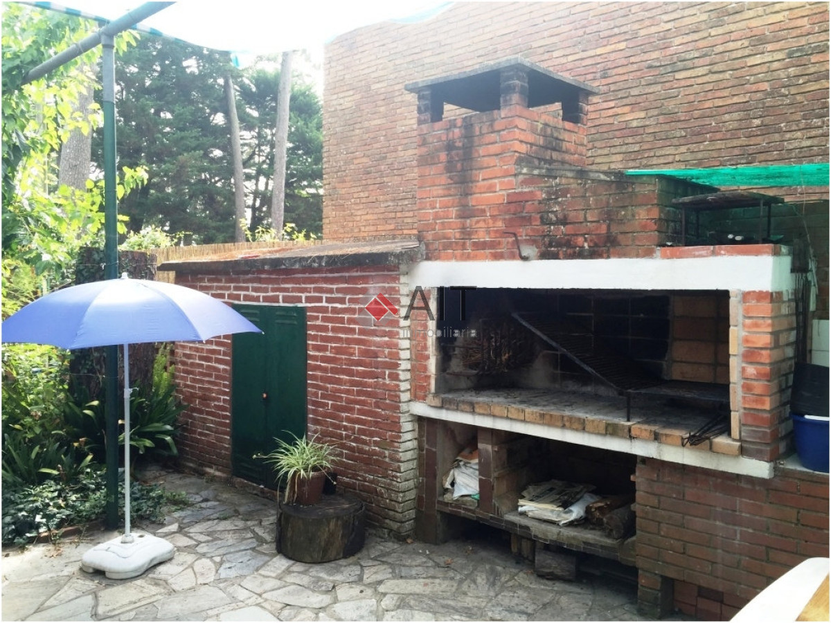 Casa ID.4464 - Bien ubicada con mucha capacidad y amplio terreno cercado. SÃ³lida construcciÃ³n.