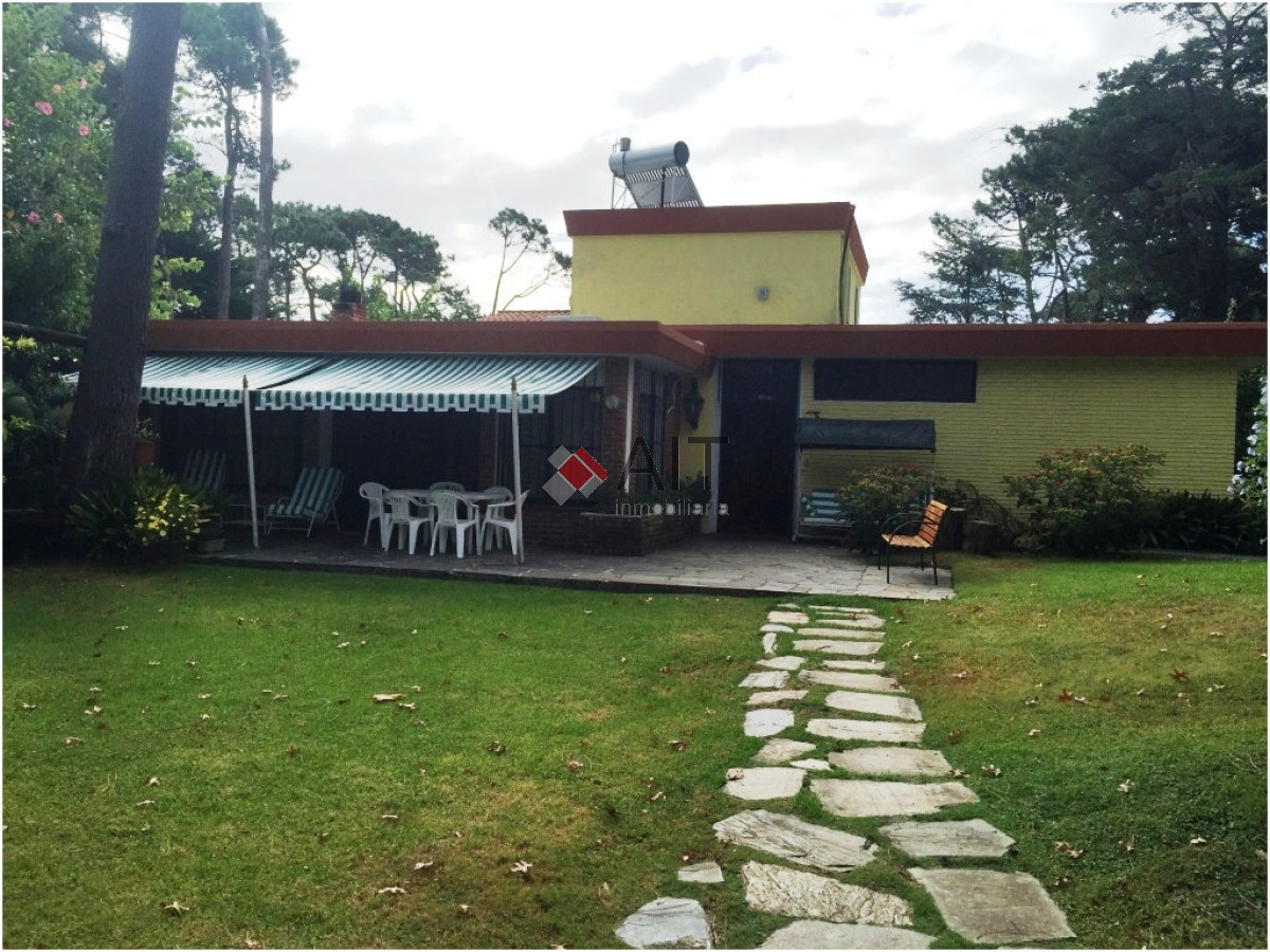 Casa ID.4464 - Bien ubicada con mucha capacidad y amplio terreno cercado. SÃ³lida construcciÃ³n.