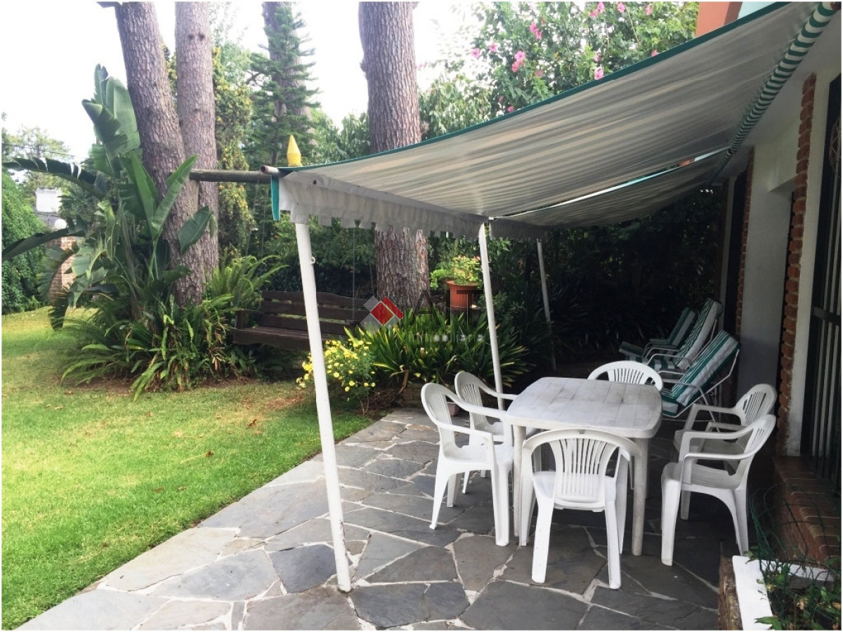 Casa ID.4464 - Bien ubicada con mucha capacidad y amplio terreno cercado. SÃ³lida construcciÃ³n.