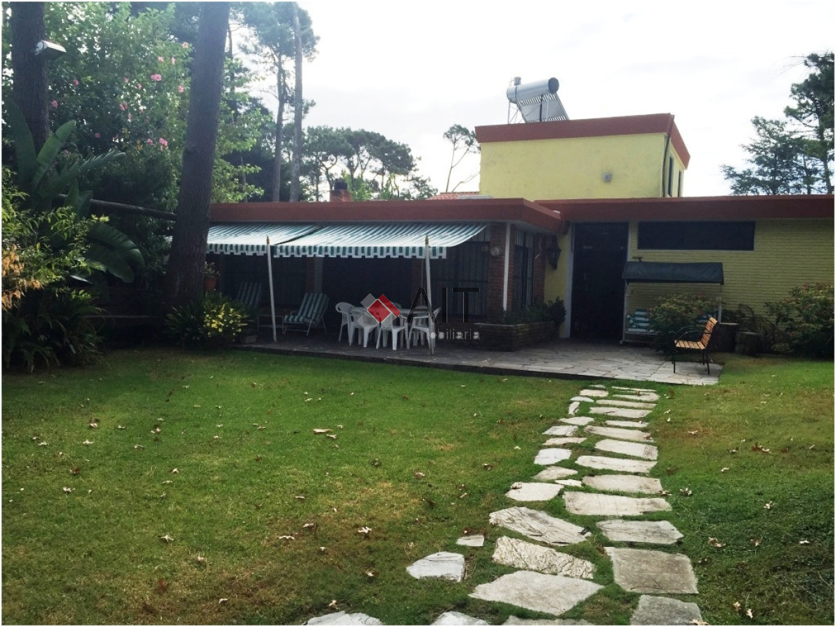 Casa ID.4464 - Bien ubicada con mucha capacidad y amplio terreno cercado. SÃ³lida construcciÃ³n.