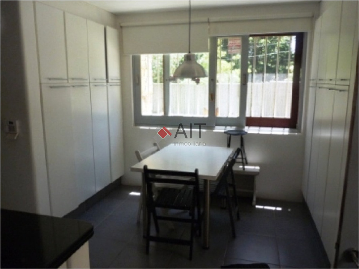 Casa ID.4584 - Hermosa casa 5 dormitorios en zona Lugano cerca del Boulevard Gourmet 