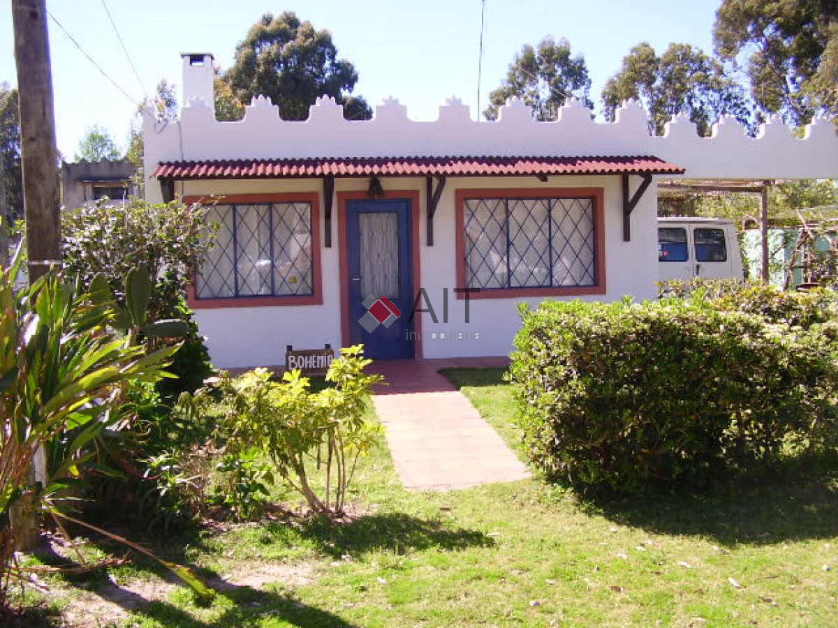 Casa ID.6038 - Muy funcional  y prÃ¡ctica a solo media cuadra de la ruta 10!!