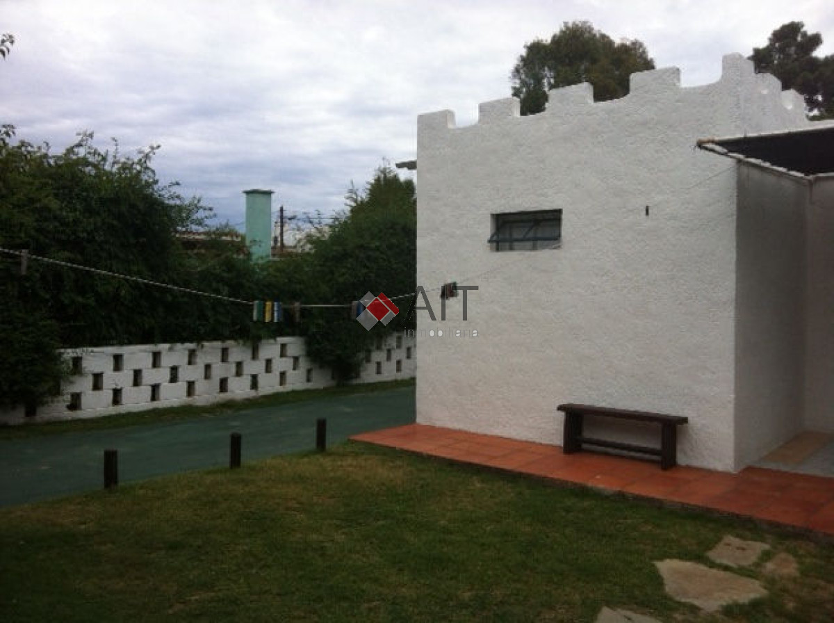 Casa ID.6038 - Muy funcional  y prÃ¡ctica a solo media cuadra de la ruta 10!!