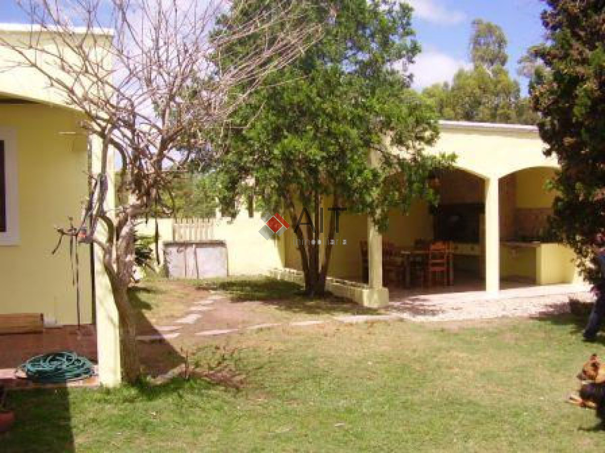 Casa ID.6112 - Divina casa con amplia barbacoa y terreno cercado a pasos de todo!! 