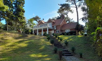Amplia residencia en Lugano! 4 dormitorios y servicio, piscina climatizada y mas!