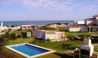 Montoya con mas de 3000 m2 de jardin a una cuadra de la playa!!