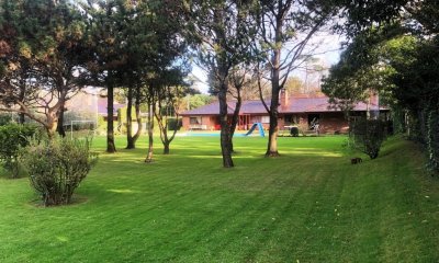 Excelente casa 3 dormitorios, piscina y mas en zona residencial de Paradas Mansa