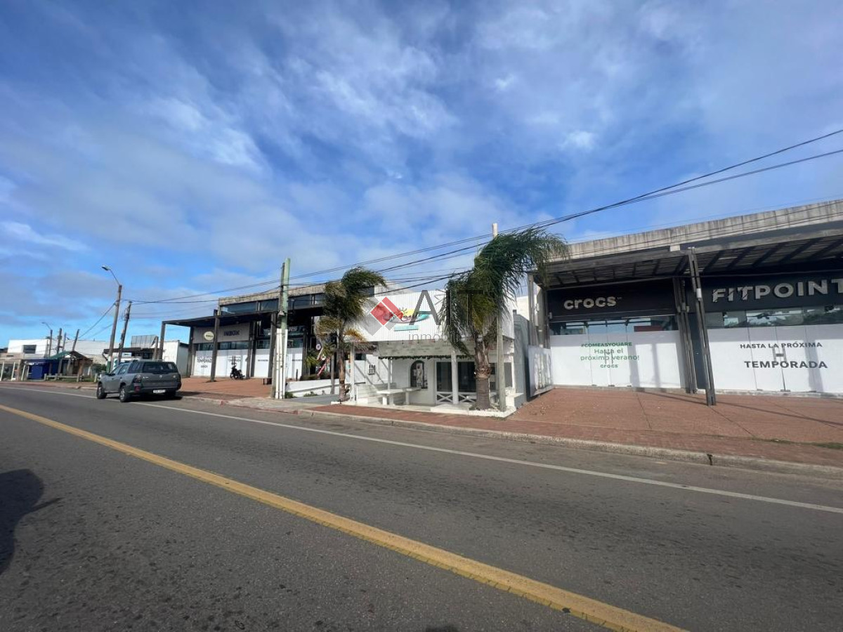 Local Comercial ID.6341 - Local pronto para entrar sobre ruta 10 en pleno centro La Barra.