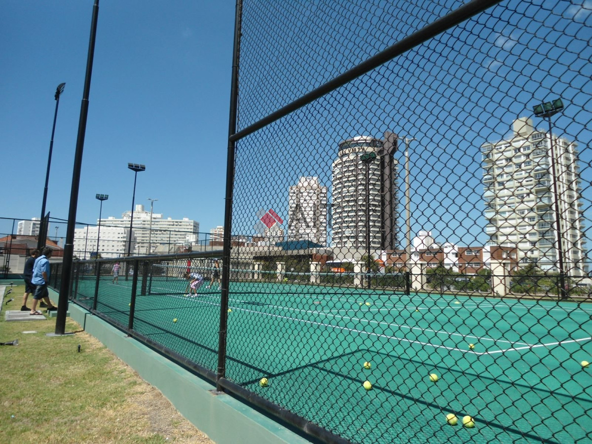 Apartamento ID.3721 - Excelente unidad en torres Imperiale, 3 dormitorios y servicio, frente al mar. Alta categoria. Consulte.