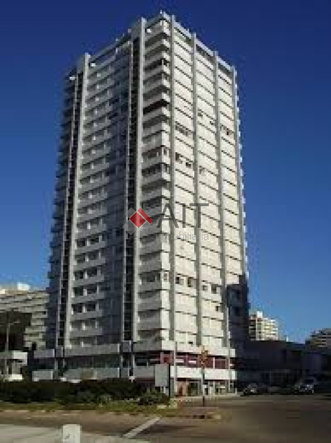 Apartamento ID.678 - Edificio frente a playa mansa. Unidad 2 dormitorios con vistas parciales, bien equipada. Consulte!