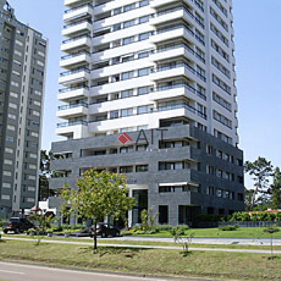 Apartamento ID.3169 - Amplia unidad de 3 dormitorios sobre Avda. Roosevelt con todos los servicios.