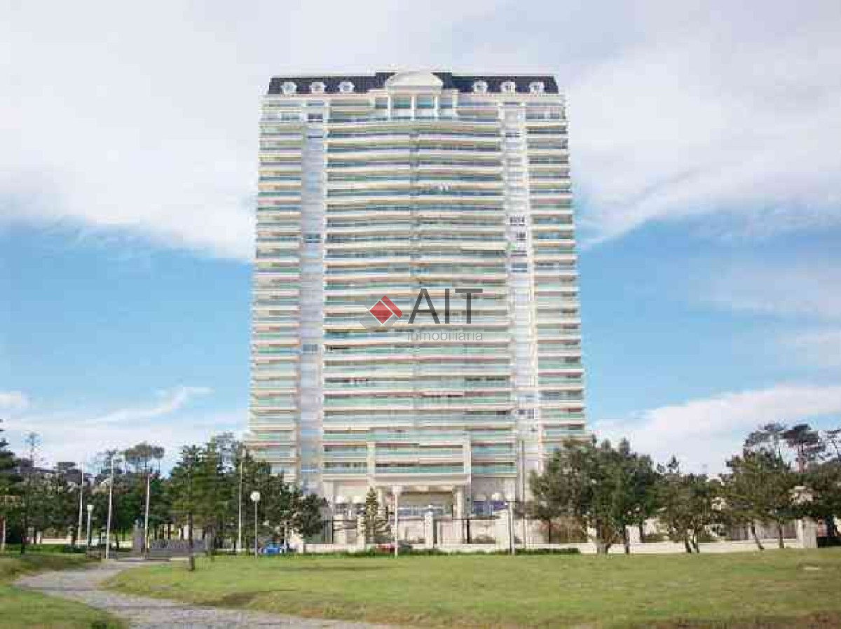 Apartamento ID.5968 - Categoria sobre playa mansa. 3 dormitorios y dependencia. La mejor vista.