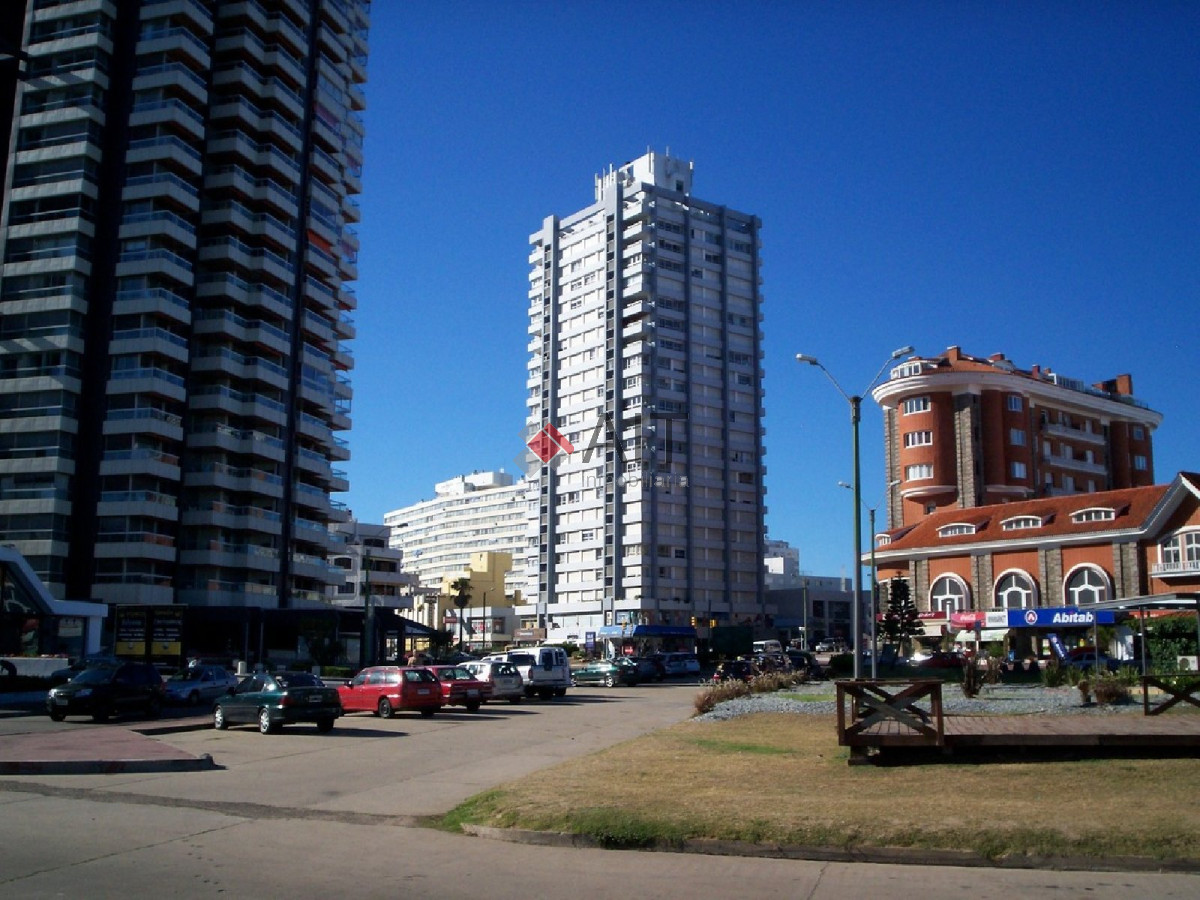 Apartamento ID.678 - Edificio frente a playa mansa. Unidad 2 dormitorios con vistas parciales, bien equipada. Consulte!