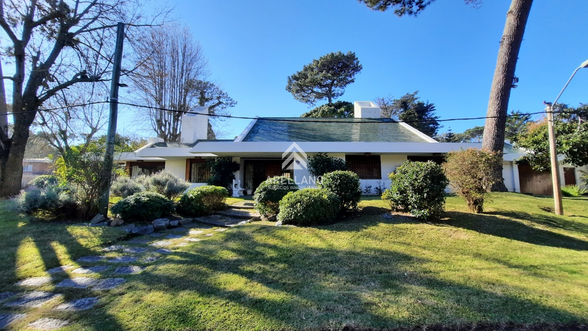 Casa ID.381 - VENTA CASA 5 DORMITORIOS en Playa Mansa