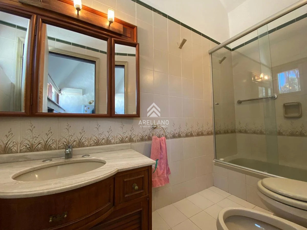 Casa ID.381 - VENTA CASA 5 DORMITORIOS en Playa Mansa